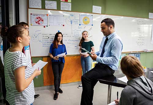 tutorsplus group of students presentation in classroom